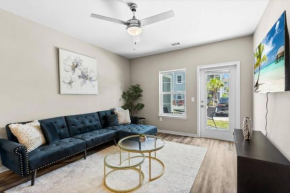 Luxurious 2/2 Condo with Pool, Gym and Laundry